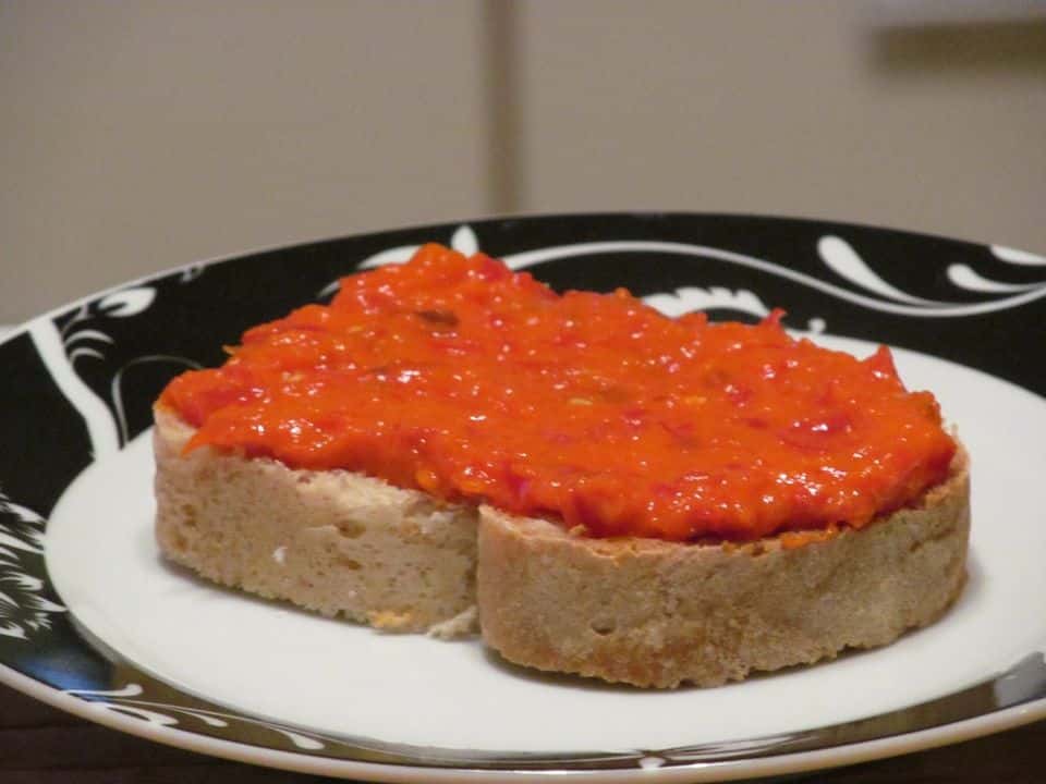 Rondele de orez cu ajvar și feta, gata de servit