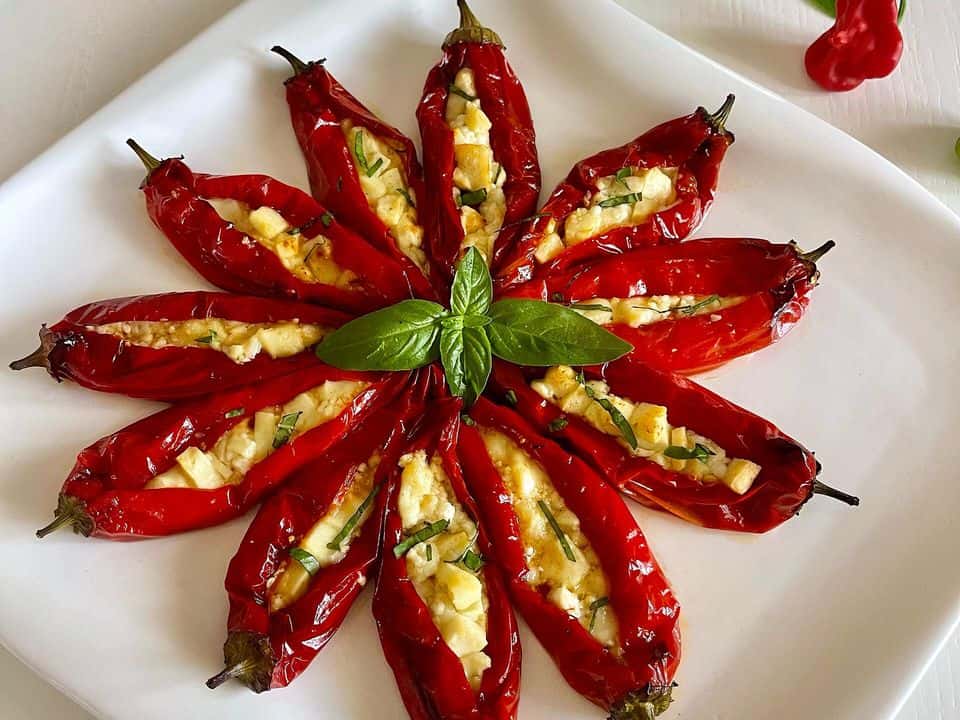 Ardei umpluți cu orez și brânză de vaci, gratinați cu mozzarella, gata de servit