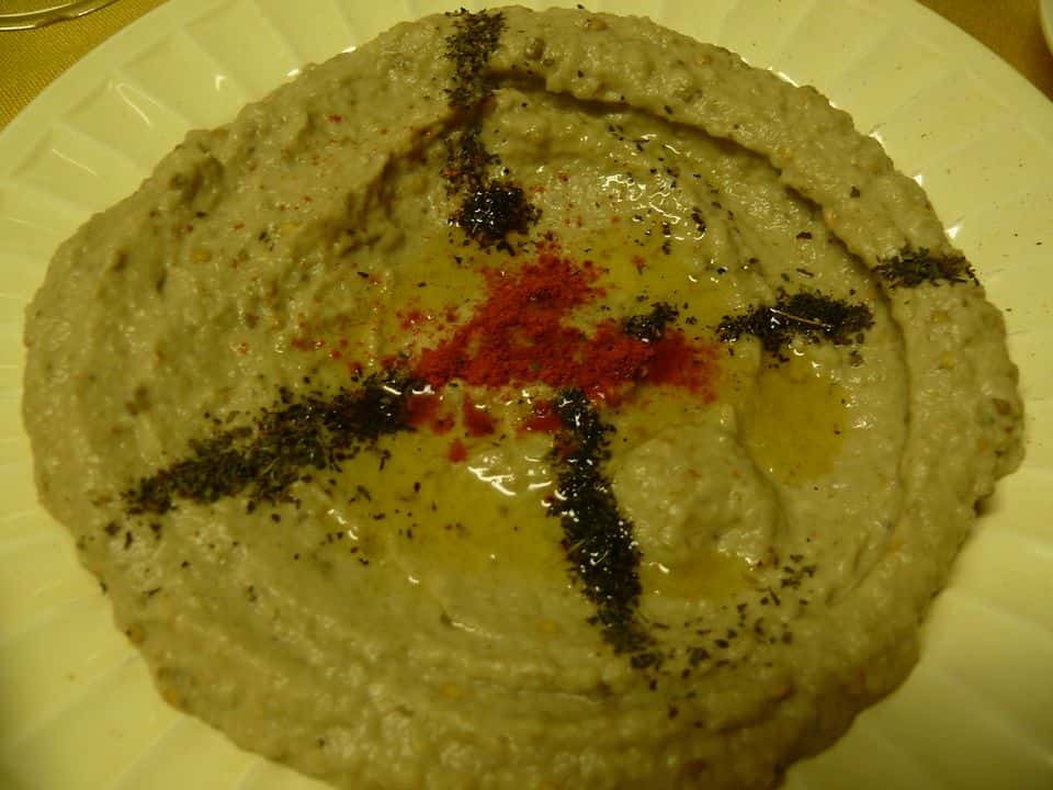 Cremă de vinete cu tahini (baba ganoush) și bastonașe de ardei, gata de servit