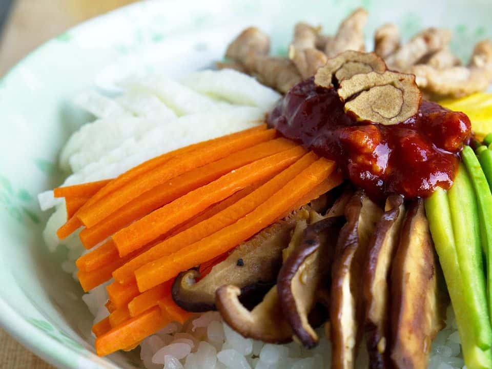 Bibimbap cu vită, legume și ou, gata de servit