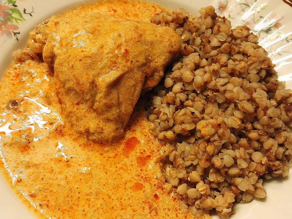 Bol cu pui, hrișcă și legume coapte, cu sos de iaurt, gata de servit
