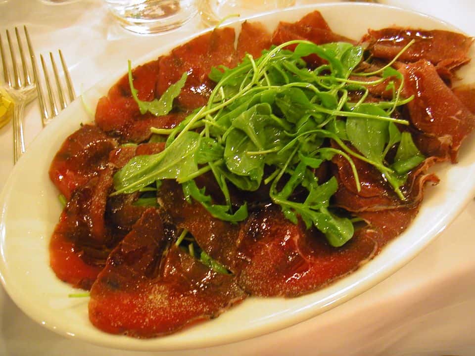 Rulouri de bresaola cu rucola și parmezan, gata de servit