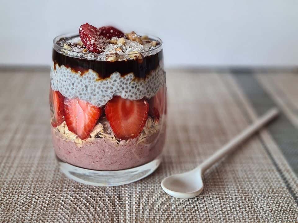 Budincă de chia cu lapte, skyr și căpșuni, gata de servit