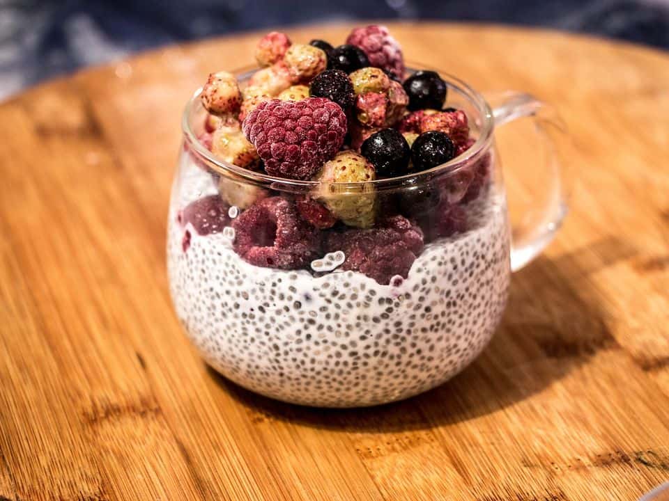 Budincă de chia cu băutură de soia și mango, gata de servit