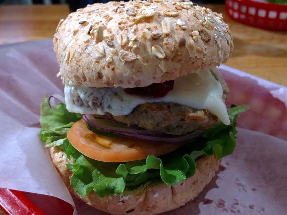 Burger de curcan în chiflă integrală, cu cartofi la cuptor, gata de servit