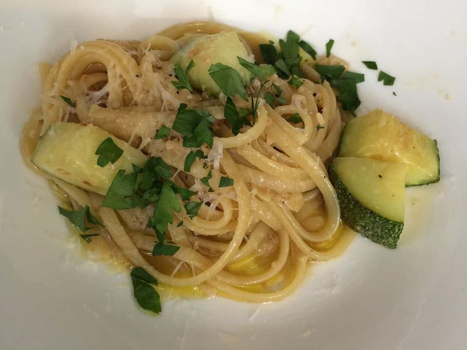 Paste integrale carbonara cu dovlecel, fără carne, gata de servit
