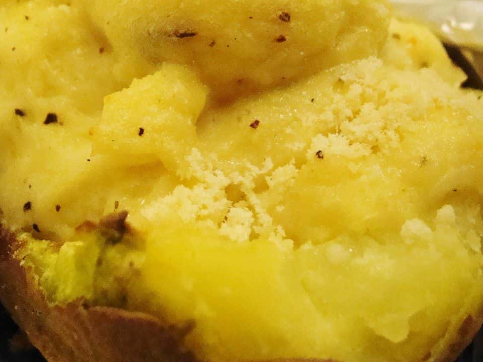 Cartofi copți umpluți cu brânză cottage, broccoli și cașcaval, gata de servit