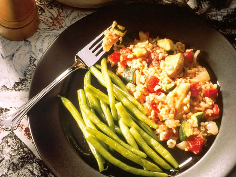 Caserolă cu pui, broccoli și orez brun gratinată cu mozzarella, gata de servit