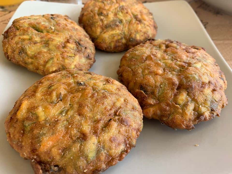 Chiftele de dovlecel cu feta la cuptor, cu sos de iaurt și salată de roșii, gata de servit