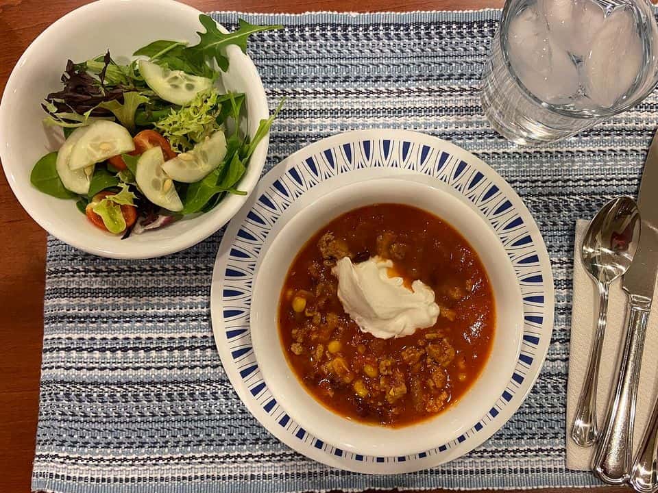 Chili cu curcan tocat, fasole roșie și orez brun, gata de servit