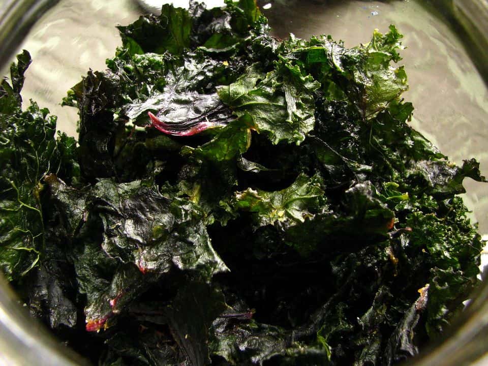 Chipsuri de kale la cuptor cu fulgi de drojdie și semințe, gata de servit