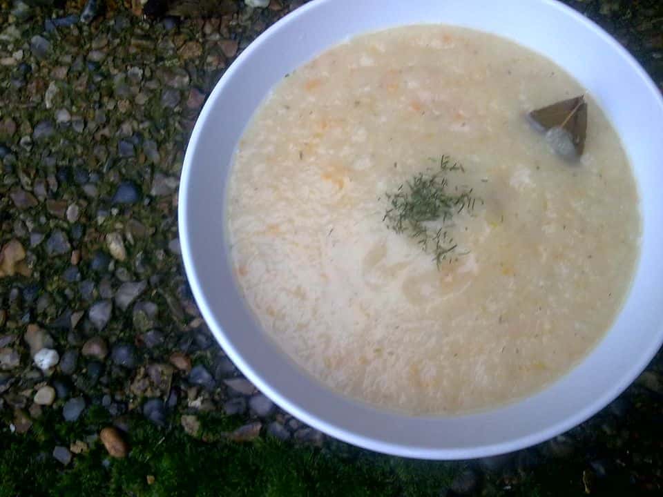 Ciorbă de conopidă cu piept de pui și smântână, gata de servit