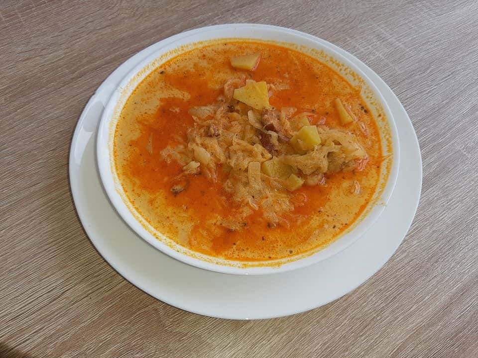 Ciorbă de post de fasole cu varză murată, gata de servit