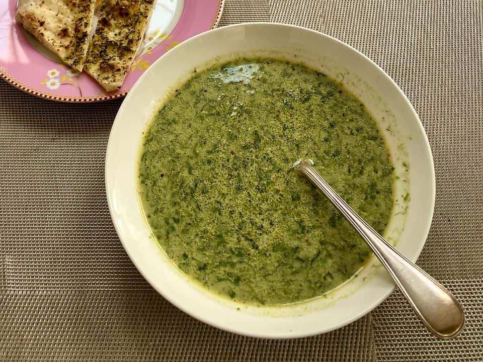 Ciorbă de leurdă cu cartofi, ou și smântână, gata de servit