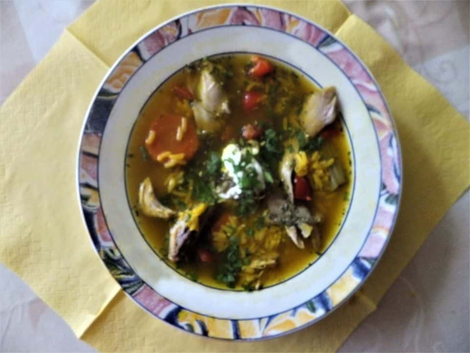 Ciorbă de mazăre verde cu piept de pui și mărar, gata de servit