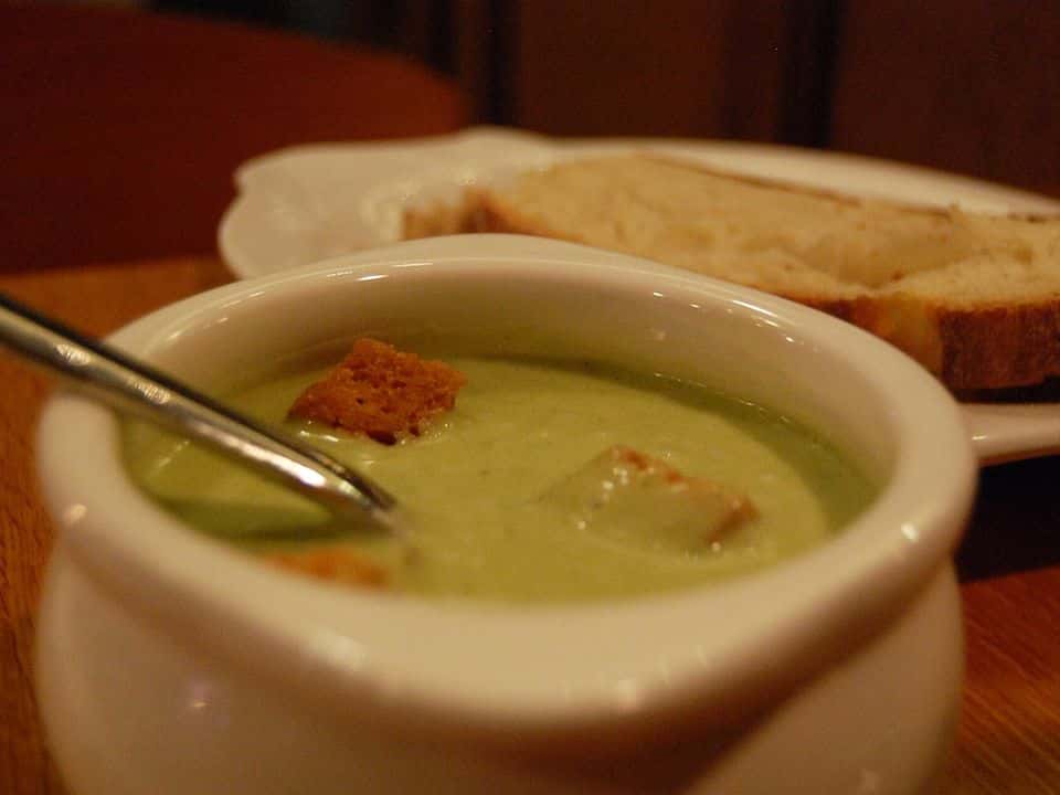 Ciorbă moldovenească de salată verde cu ou și smântână, gata de servit