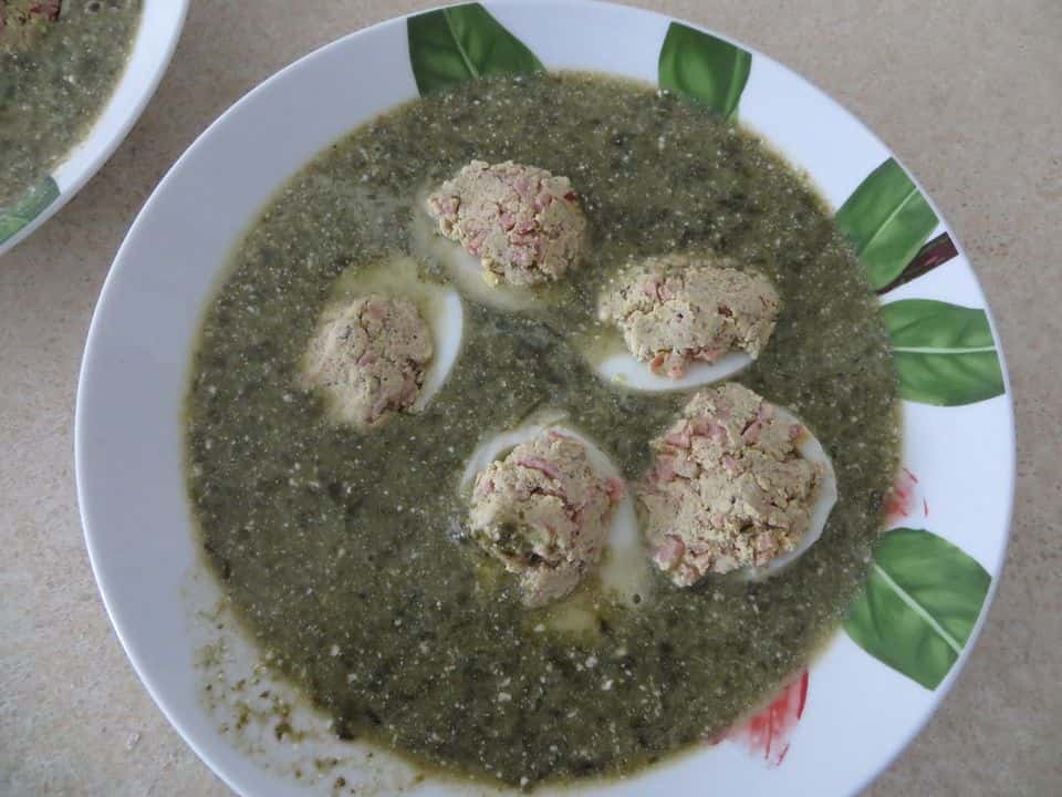 Ciorbă de ștevie cu orez, ou și iaurt, gata de servit