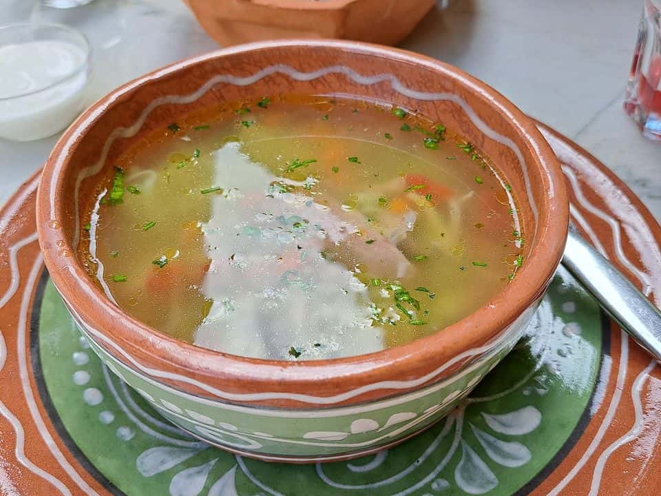 Ciorbă țărănească de porc cu legume, acrită cu borș, gata de servit