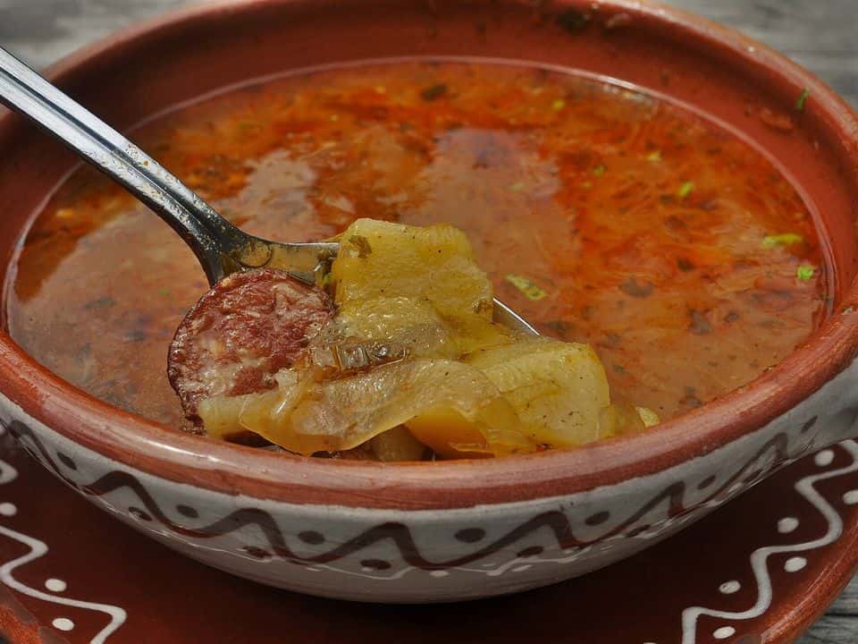 Ciorbă de varză murată cu pulpă de curcan, gata de servit