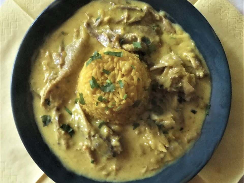 Ciulama de pui cu ciuperci și mămăligă, gata de servit