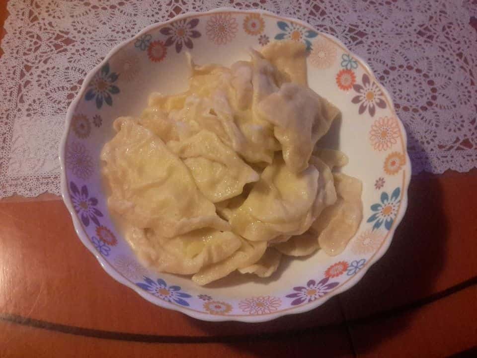 Colțunași cu brânză de vaci și mărar, cu smântână, gata de servit