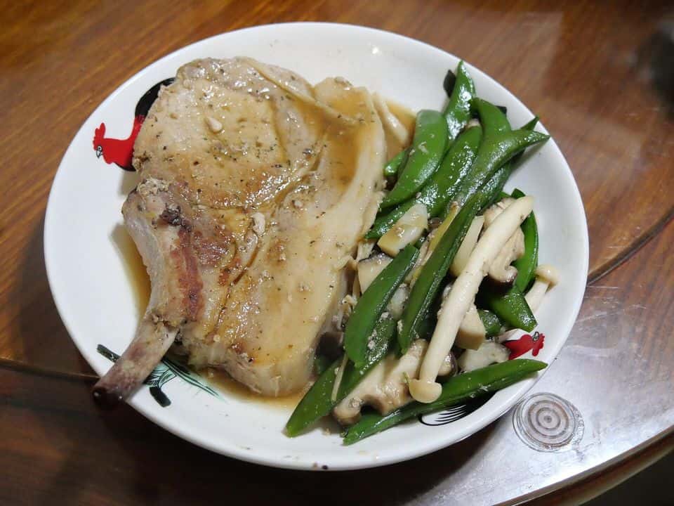 Cotlet de porc cu ciuperci la tigaie și hrișcă, gata de servit