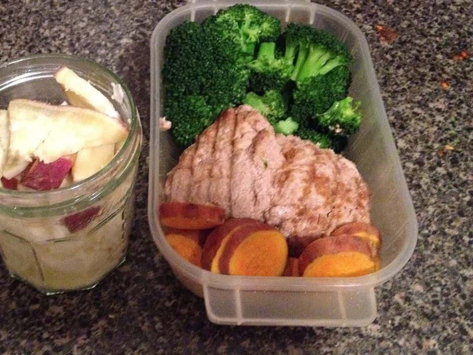 Curcan cu boia, cartof dulce copt și broccoli, pentru mai multe zile, gata de servit