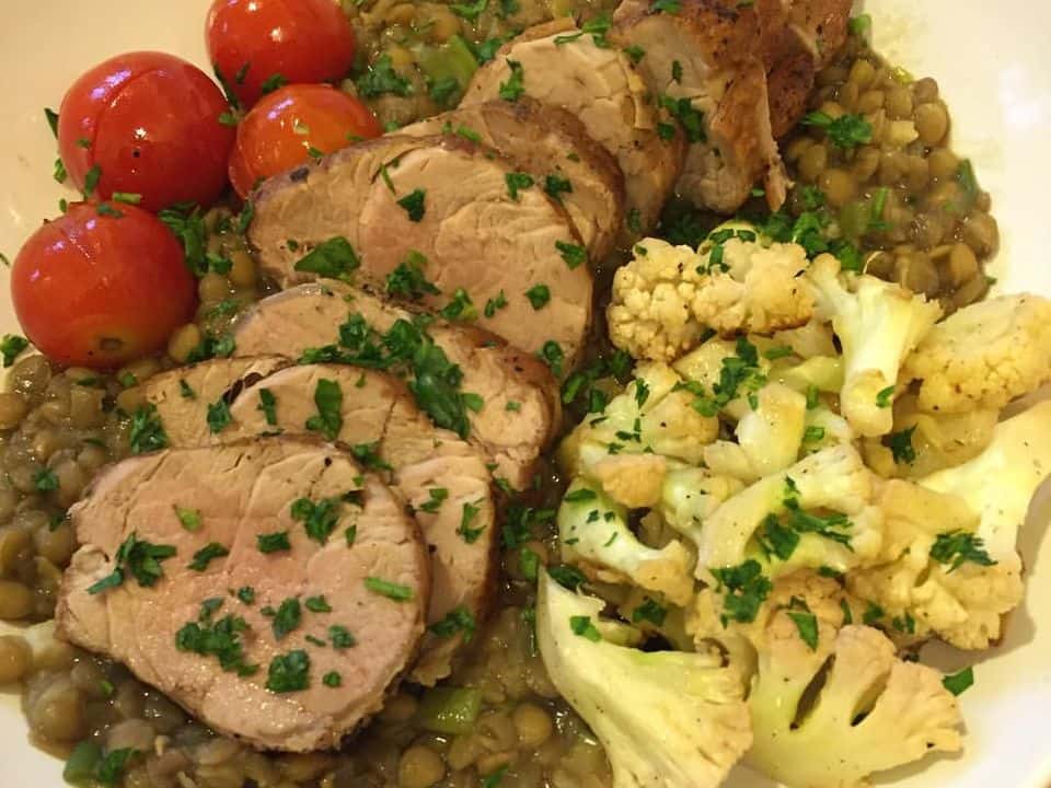 Piept de curcan cu linte verde înăbușită și morcovi, gata de servit