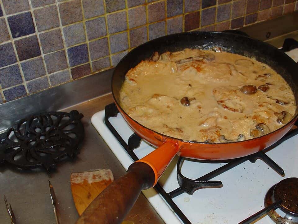 Piept de curcan în sos de muștar cu fasole verde și cartofi, gata de servit