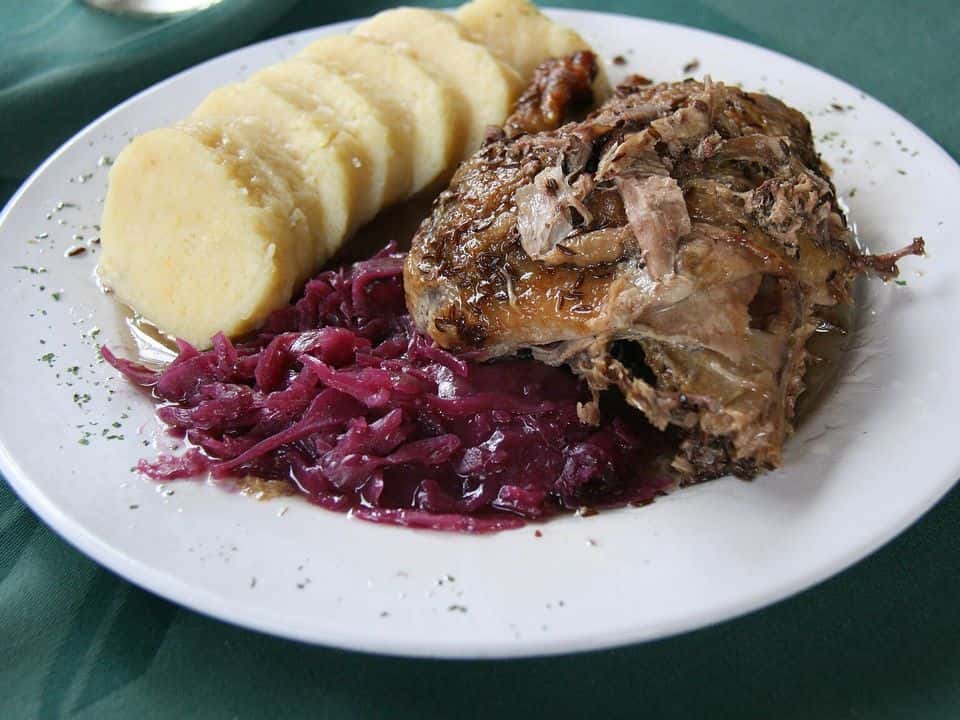 Pulpă de curcan înăbușită cu varză roșie, mere și cartofi, gata de servit