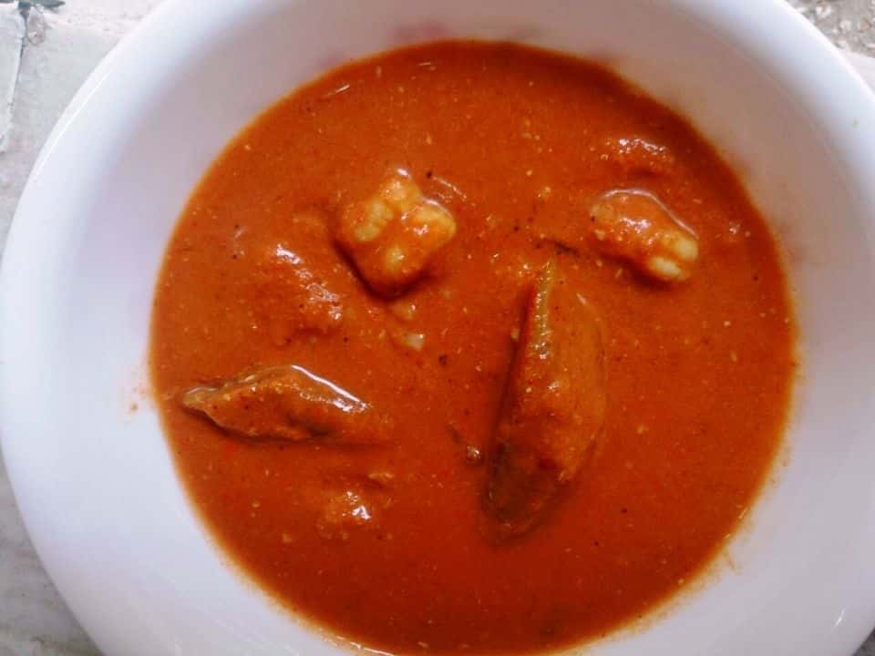 Curry de creveți cu lapte de cocos, dovlecel și orez basmati, gata de servit