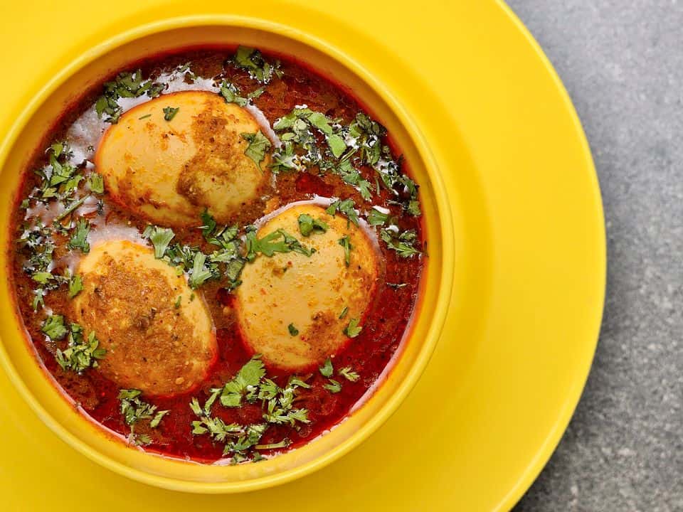 Curry de ouă fierte cu roșii, spanac și orez basmati, gata de servit