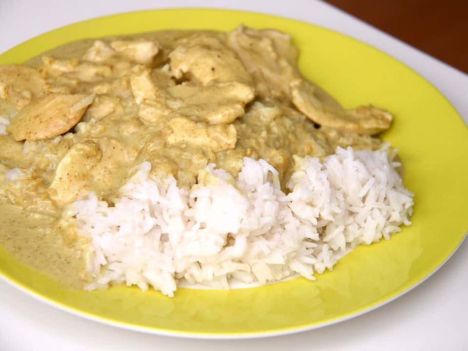 Curry de pui cu lapte de cocos, spanac și orez basmati, gata de servit