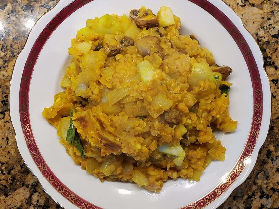 Dal de linte roșie cu lapte de cocos, spanac și orez basmati, gata de servit