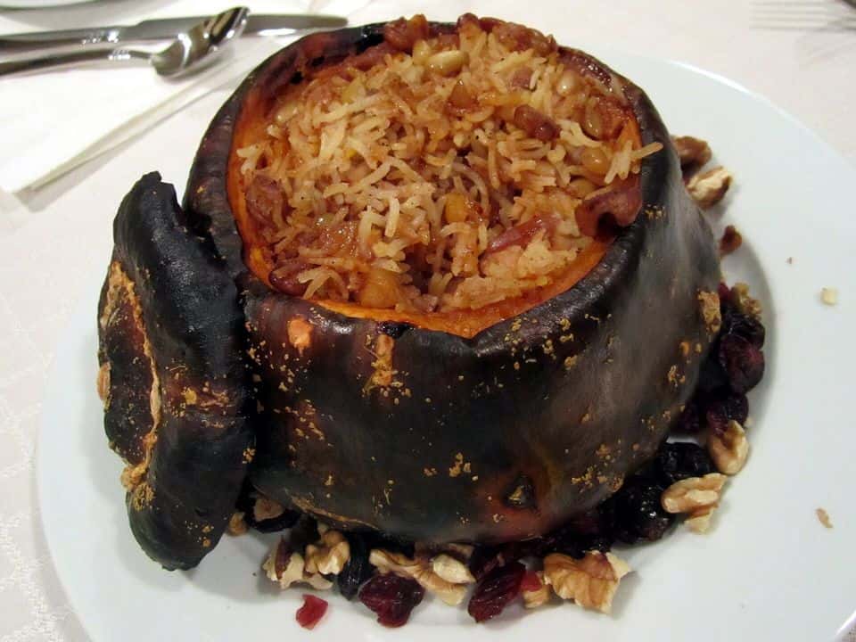 Dovleac copt umplut cu quinoa, năut, spanac și feta, gata de servit