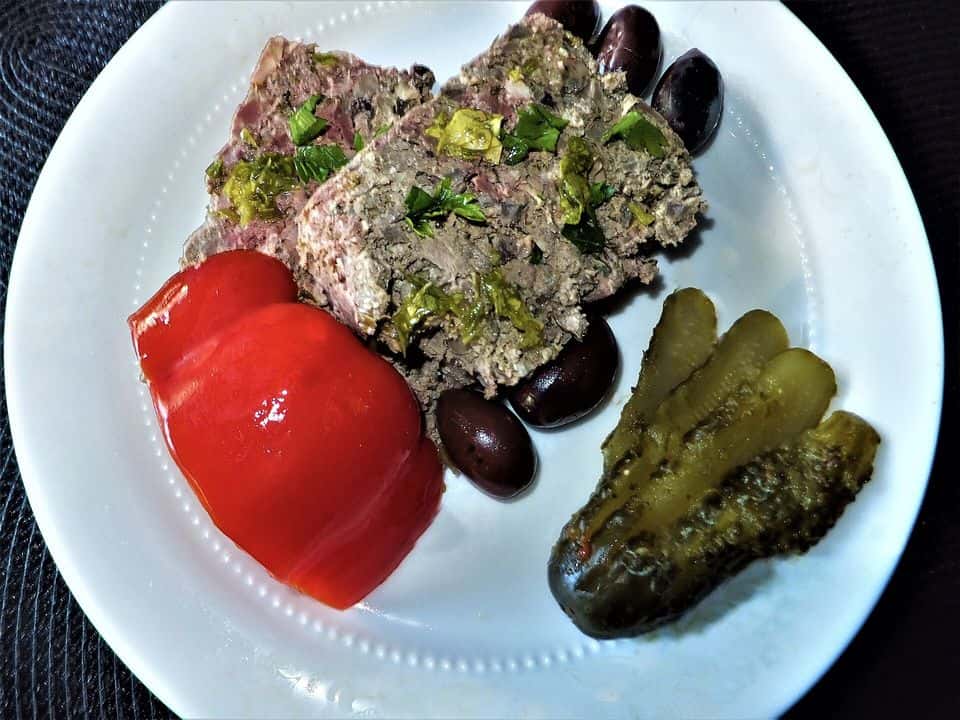 Drob de pui cu ouă și ceapă verde, cu salată verde și cartofi, gata de servit