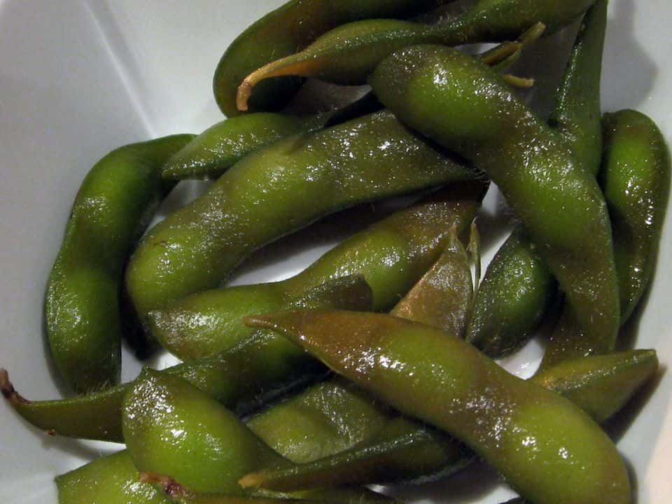 Edamame fierte cu sare de mare și lime, gata de servit