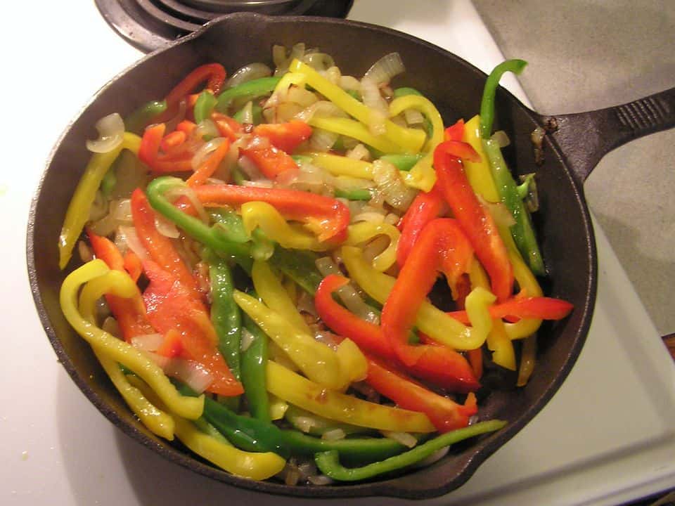 Fajitas cu tofu, ardei și ceapă roșie, în lipie integrală, gata de servit