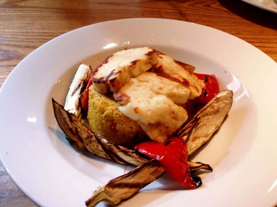 Frigărui de halloumi cu dovlecel și ardei, cu quinoa și iaurt cu mentă, gata de servit