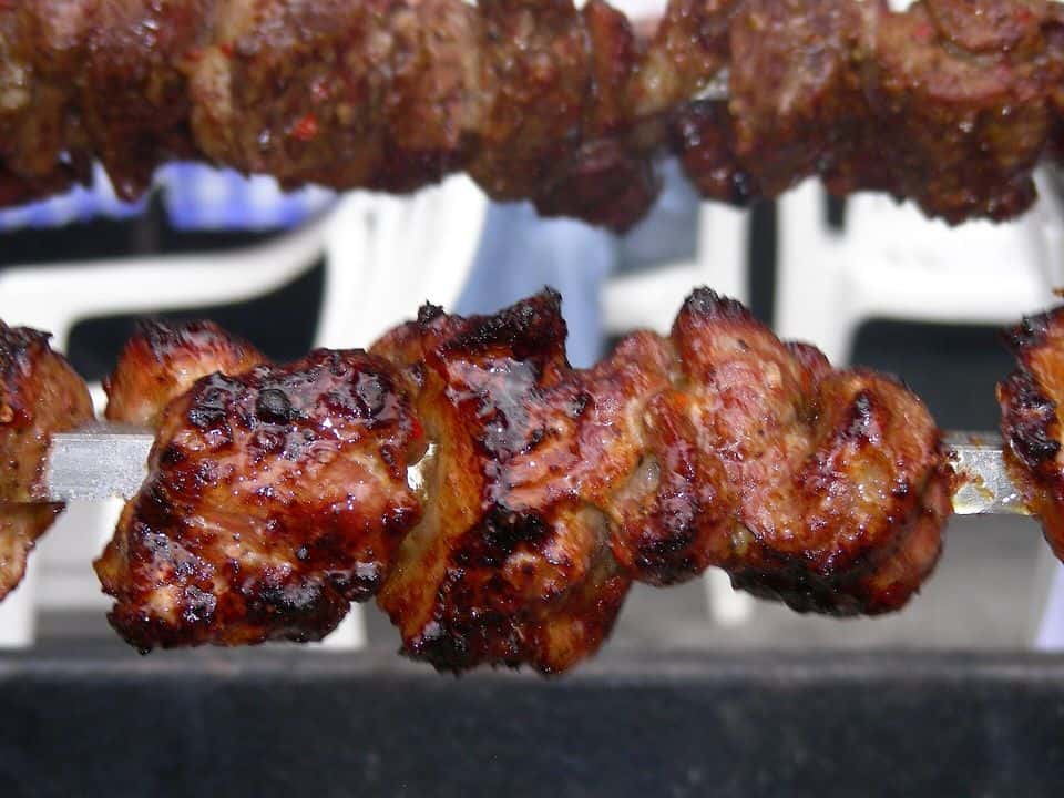 Frigărui de porc cu legume și salată caldă de cartofi cu muștar, gata de servit