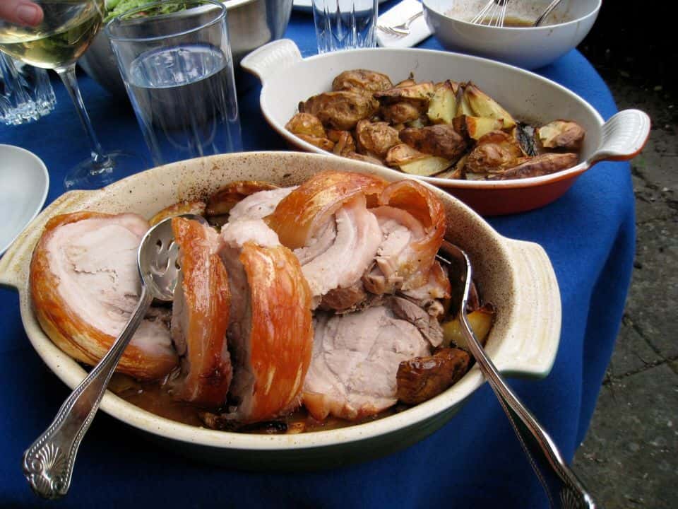 Friptură de porc la cuptor cu cartofi și salată de varză, gata de servit