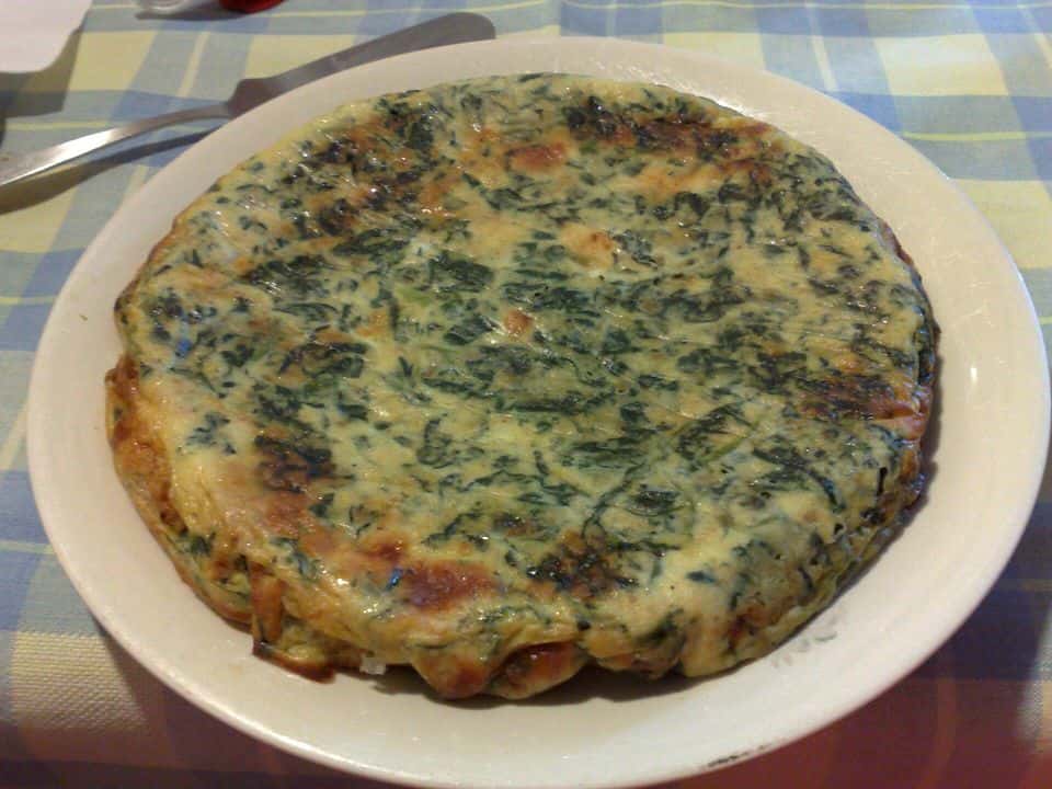 Frittata cu broccoli, mazăre și urdă, cu cartofi noi, gata de servit