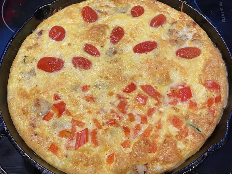 Frittata la cuptor cu dovlecel, ardei și feta, gata de servit