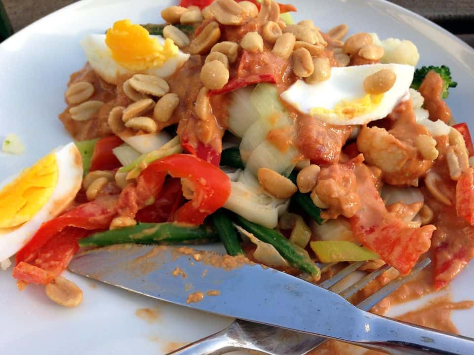 Gado-gado cu tofu, ou, cartofi și sos de arahide, gata de servit