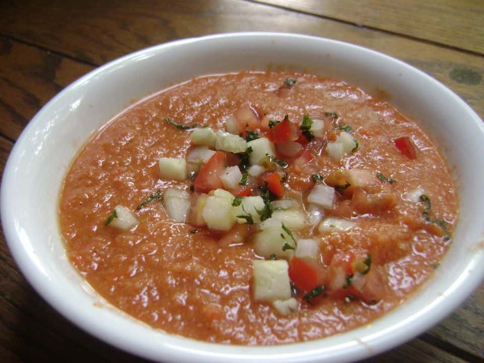 Gazpacho de roșii cu castravete și ardei, gata de servit