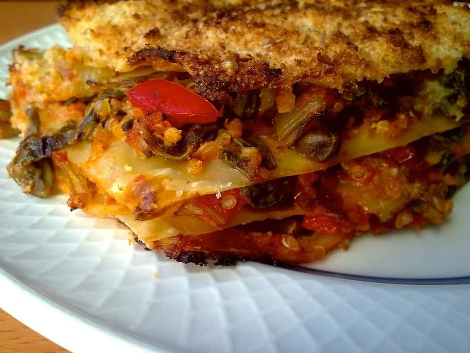 Lasagna de post cu linte roșie și dovlecei, gata de servit