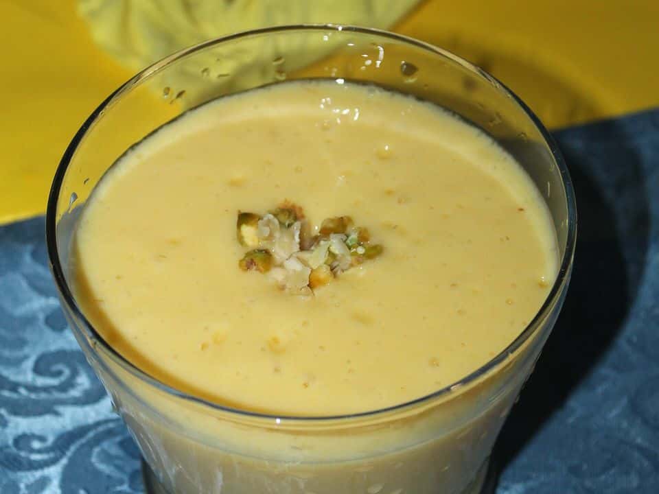 Lassi cu mango și iaurt, gata de servit