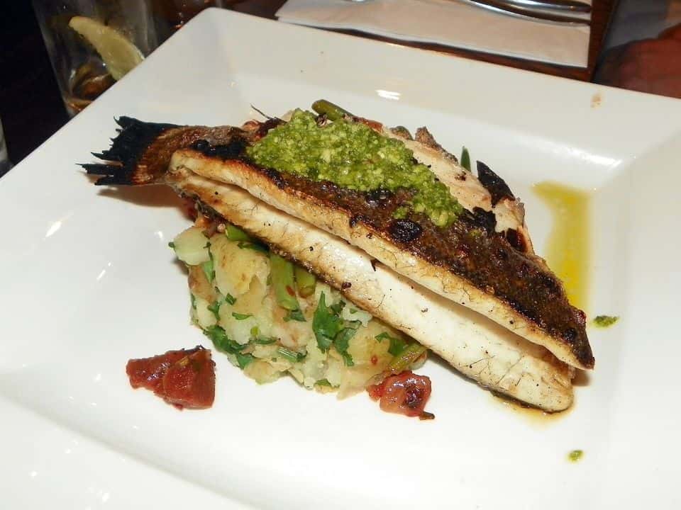 Lavrac la tigaie cu legume la grătar și bulgur, gata de servit