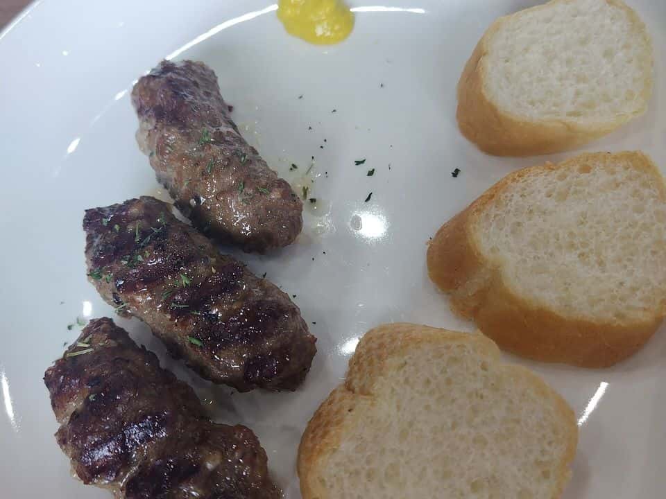 Mici de vită slabă cu salată de ardei copți și cartofi la cuptor, gata de servit
