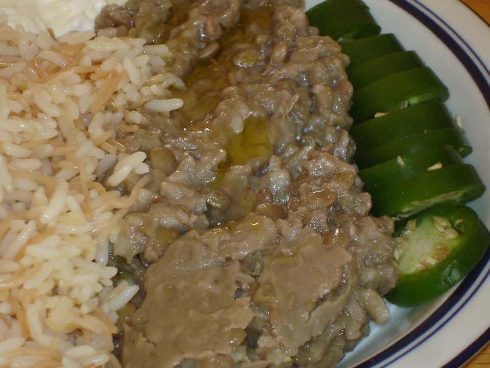 Linte verde cu orez și ceapă caramelizată (mujaddara), cu salată de castraveți, gata de servit